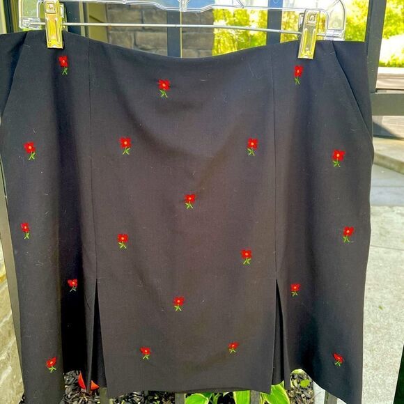 EP Pro Pants - EP PRO golf skort in black with small red flower print